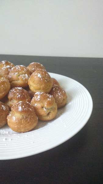 Profiteroles rellenos de crema pastelera con chocolate