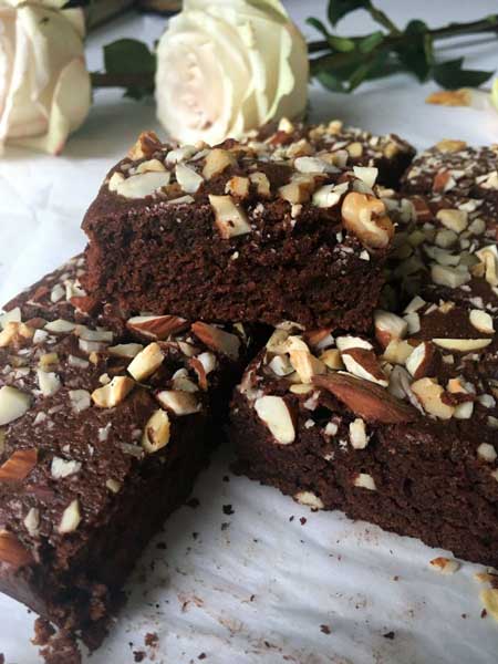 trozos de brownie con rosas al fondo