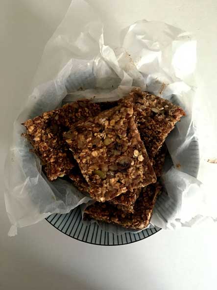 Cuenco con barritas energeticas caseras